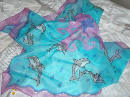 16 Delphine auf einem Seidentuch 90 x 90 cm Pongé 05 