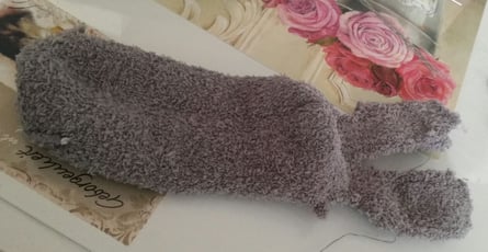 Es wird zugeschnitten und genäht ... :o)