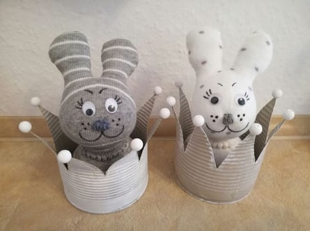 Kronen aus Blechbüchsen gebastelt ... :-)