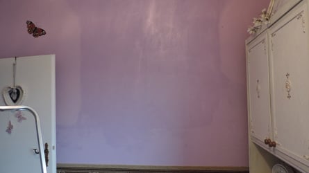 ... dann hat sie ihre Kratztechnik auch weiter oben angewandt ... ich habe nun alles lila gestrichen ...