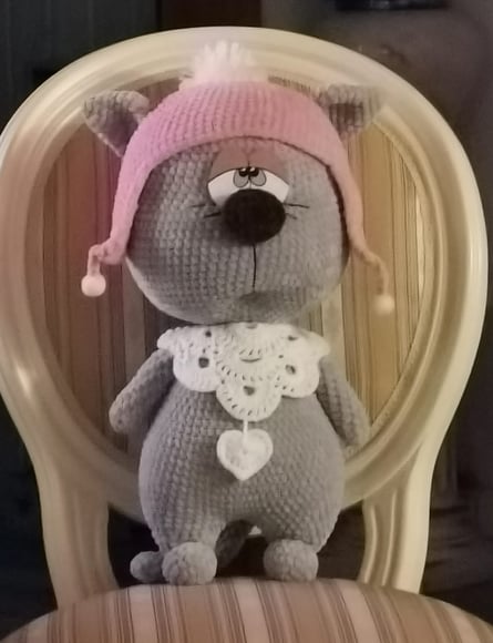 Kater Glubok hat Sandras Freundin Kathleen für mich gehäkelt. Ich habe nur Augen, Bommeln und das Tuch selbst dran gemacht ...