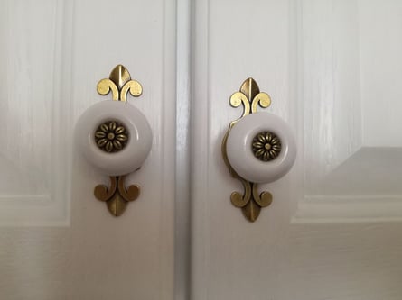 Es sind jetzt neue Griffe an die weiße Küche drangekommen ...