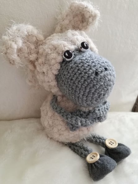 Dieses Schaf ist kein Sockentier, sondern aus Wolle gehäkelt ...