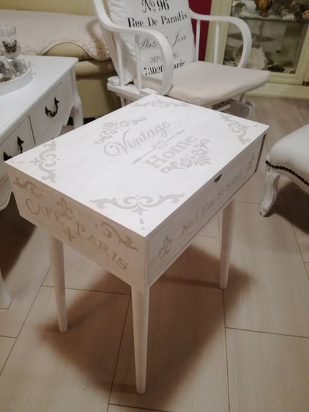 Beistelltischchen Holz ... weiß gemalt und Schriften drauf ...