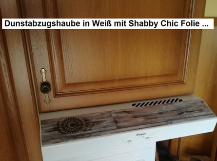 Küche ist hier noch in der Holzfarbe ...