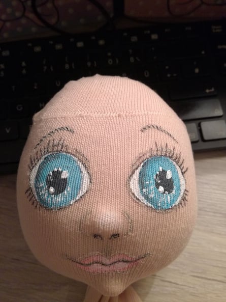 Hier hab ich mein erstes Stoffpuppengesicht bemalt ... und vorher gestopft und geformt. :-)