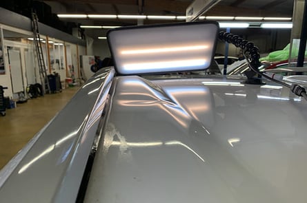 Toit de voiture enfoncé avant intervention