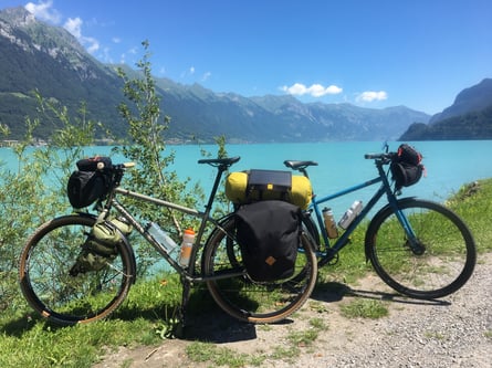 Genesis Longitude und Genesis Vagabond bestückt mit Taschen von Restrap und Solarpanel von Powertraveller