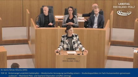 Quelle: Landtag von Rheinland-Pfalz. Ein Klick auf das Bild führt zum Video.