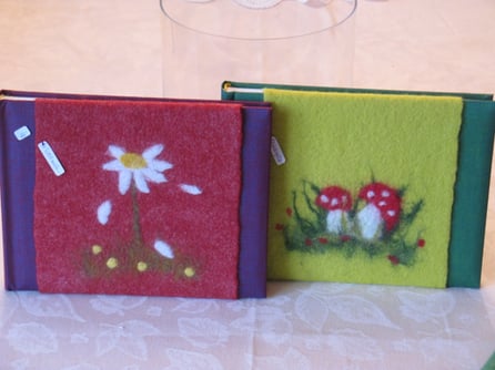 Filziges Outfit für Bücher (Buch ist jeweils inkludiert, z.B. als Fotoalbum, Tagebuch etc.). Tagebücher mit gefilztem Einband habe ich auch verschließbar!