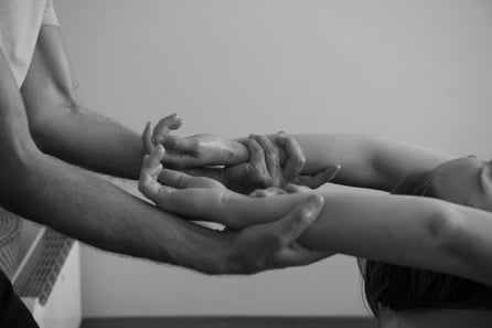 Mobilisationen der Gelenke und Passiv-Dehnungen