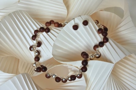 Geometrie trifft Holz Kollektion ist aus Zwetschgenholz gedrechselt. Der Gegensatz von rund / eckig, Holz / Silber, Matt / Glanz fasziniert Iela Scherrer. Durch die Maserung des Holzes wird jedes Schmuckstück zu einem Unikat. 