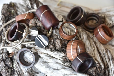 Die Kombination von Holz und Silber fasziniert mich. Die Ringe fertigt Iela Scherrer in ihrer Werkstatt von Hand an mit den verschiedensten Holzsorten, wie Grendadil, Rosenholz, Nussbaum. Der Schmuck produziert Iela Scherrer in Schaffhausen Schweiz