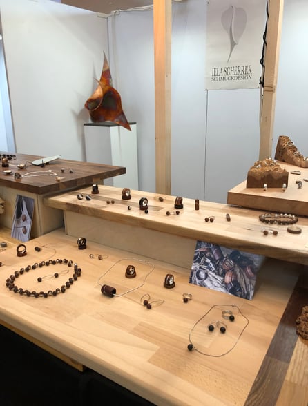 Ich freue mich sehr dieses Jahr mit meinen Schmuck wieder auf folgenden Messen & Märkte in der Schweiz vertreten zu sein. Ich würde mich freuen über euren Besuch oder melde dich bei mir um einen Termin bei mir in der Werkstatt in Schaffhausen auszumachen.