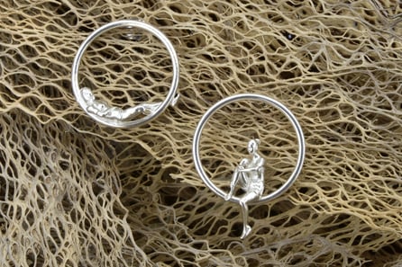 Um mein Inneres-Kind aufleben zu lassen Schaukelte ich vermehrt auf Spielplatze. dies Inspirierte mich zu dieser Schmuck „Geniess das Leben“ um Lebensfreude. Die Personen, Frauen und Männer hatte ich gegossen in meiner Werkstatt in Schaffhausen Schweiz.