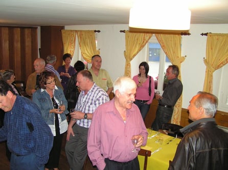 Zahlreiche SP-Mitglieder beim Begrüssungsapéro