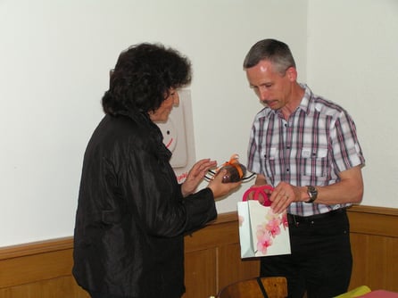 Edy Lütolf überreicht Bea Heim ein kleins Präsent