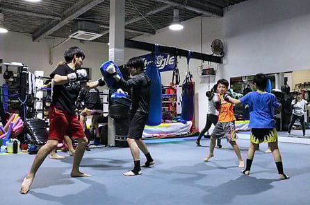 ▲グローブなどの練習道具は無料でお貸ししてます