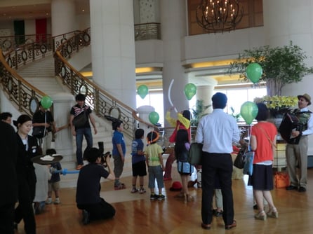 ホテルイベントでグリーティングパフォーマンス