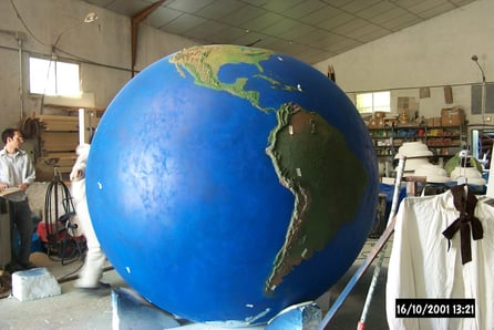 Esfera Terráquea 190 cm de diámetro. Continentes en relieve topográfico.