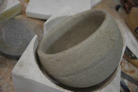 Olla de yeso y esparto, para una exposición, por Sven Nebel