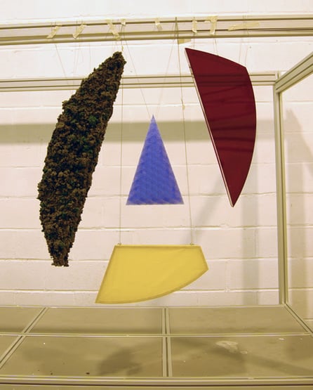 Logo especial (elementos individuales colgados mediante hilos, - en su correcta posición, diferentes materiales y texturas)