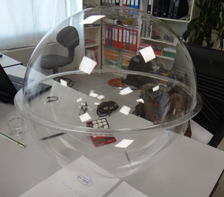 dos semiesferas de metacrilato, con solapa