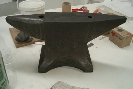 Yunque, ficiticio muy ligero nuecleo de poliespan.