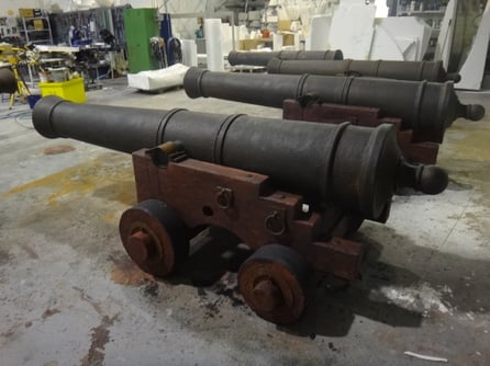 Cañones tamaño natural para Museo