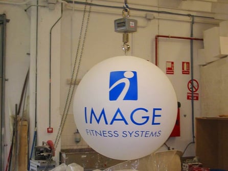 Esfera grande con logo y texto pintado, para colgar en un stand