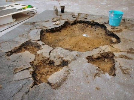 Huella Gigante de dinosaurio, hunde el asfalto, para spot Mercedes