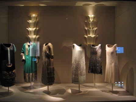 Museo del Traje, Vitrina Grandes Viajes, Reproducción de lámparas hundidas en el buque Normandíe