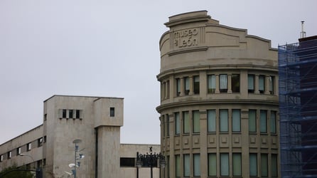 Letras museo de León Montados en Fachada, igualan textura y color de la fachada preexistente, para el cambio de uso de este edificio