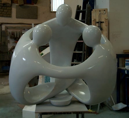 Corporeo interpretando un logo bidimensional, de forma escultórica