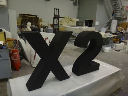 X2 , letras para evento con presencia BMW