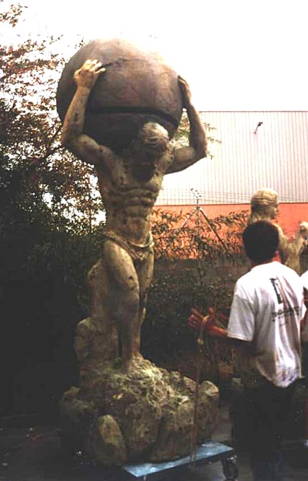 Atlante, escultura (por la ranura de la esfera mundi cae agua) para rodaje de pelicula
