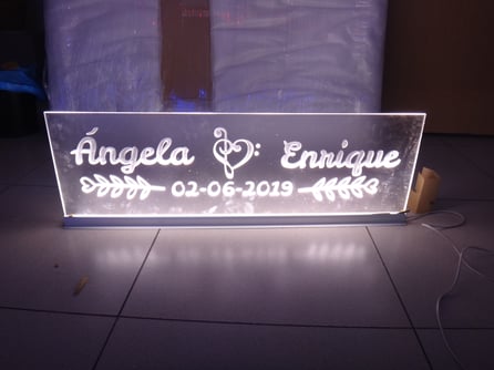 Cartel en metacrilato con luz filtrante led, para boda