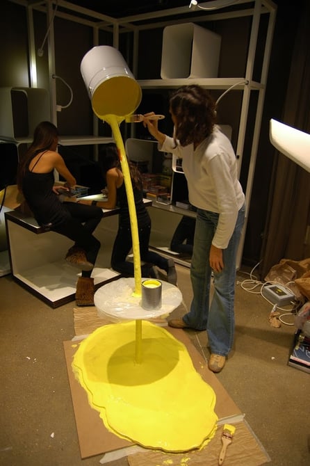 PIntura Virtiendo, mesita > realizado en metal, metacrilato, resina