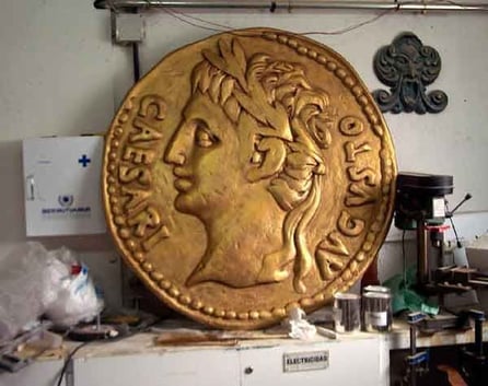 Aureo Romano Gigante 100 cm como emblema de la exposición "Las Médulas"