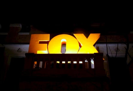 Cartel de Reclamo de una Exposición Efímera, acerca de la Programación de la FOX