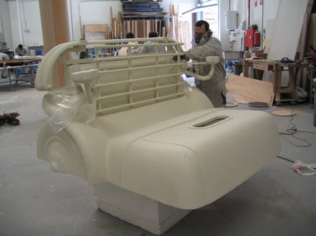 Constucción de un Rolls Royce antiguo, para exposición