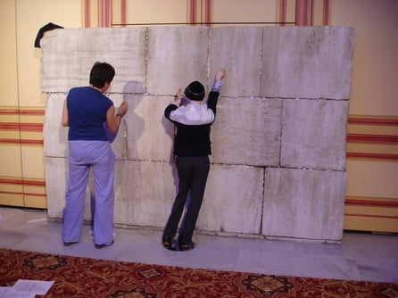 Ficticio de Niño ante el Muro de las Lamentaciones