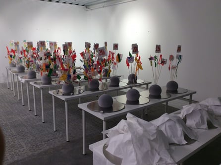 Esferas aterciopeladas, sobre disco de aluminio (encargo para centros de mesa en cena de fundacion)