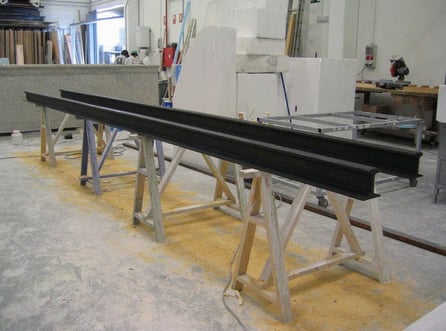 Para construir un tramo de vias para Peli del Oeste