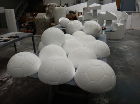 Medios Balones de fútbol para decorar en relieve las paredes de un stand (talla en poliespan) 40 cm