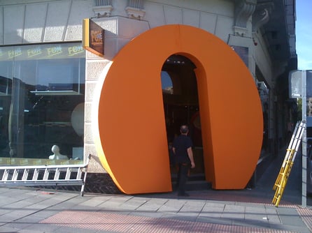 Letras Gigante de Logo, como Embocadura de Entrada, exposición efímera