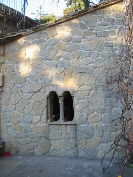 Muro, ventana y columnitas, ficticio para cine