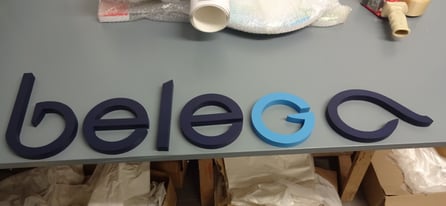 letras corporativas en PVC pintadas