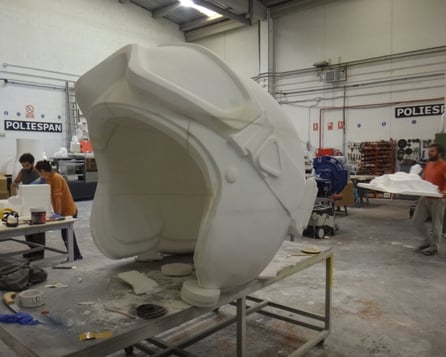 Casco de piloto, gigante