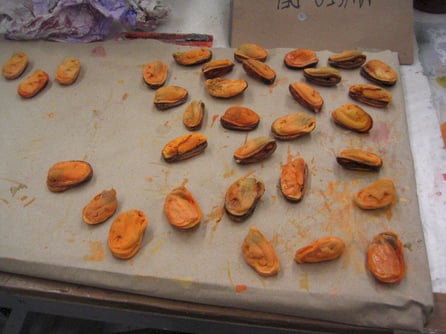 Ficticion de mejillón, en taller, para exposición Alimentos del Mar. Museo do Mar Vigo